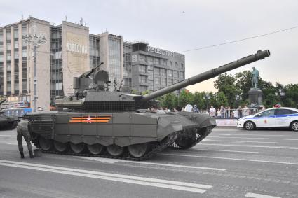 Москва.  Танк Т-90 во время проезда военной техники перед репетицией парада на Красной площади, посвященного 75-й годовщине Победы в Великой Отечественной войне.