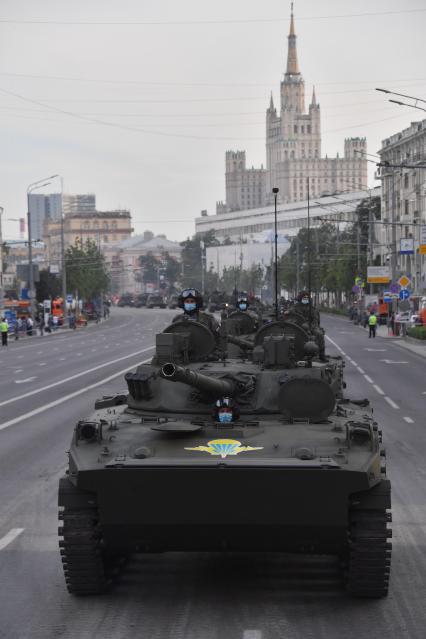 Москва. Боевые машины десанта БМД-4М перед репетицией парада на Красной площади, посвященного 75-й годовщине Победы в Великой Отечественной войне.