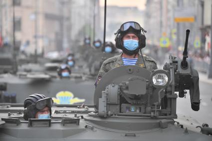 Москва. Военнослужащие во время проезда военной техники перед репетицией парада на Красной площади, посвященного 75-й годовщине Победы в Великой Отечественной войне.