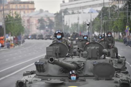 Москва. Боевые машины десанта БМД-4М перед репетицией парада на Красной площади, посвященного 75-й годовщине Победы в Великой Отечественной войне.