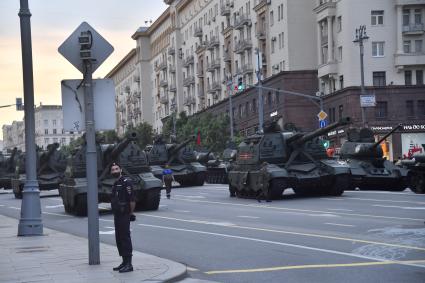 Москва. Самоходные гаубицы `МСТА-СМ` во время проезда военной техники перед репетицией парада на Красной площади, посвященного 75-й годовщине Победы в Великой Отечественной войне.