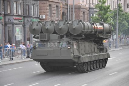 Москва. С-300В `Антей` во время проезда военной техники перед репетицией парада на Красной площади, посвященного 75-й годовщине Победы в Великой Отечественной войне.