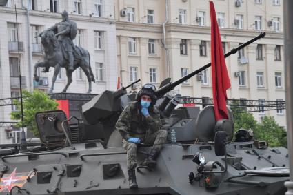 Москва. Военнослужащий во время проезда военной техники перед репетицией парада на Красной площади, посвященного 75-й годовщине Победы в Великой Отечественной войне.