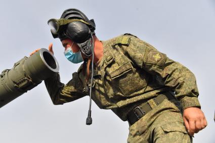 Москва. Военнослужащий во время проезда военной техники перед репетицией парада на Красной площади, посвященного 75-й годовщине Победы в Великой Отечественной войне.