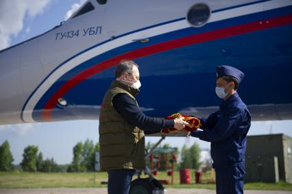 Екатеринбург. 390-й отдельный транспортный смешанный авиационный полк. Портреты и знамя Бессмертного полка подняли на борт самолета Ту-134 УБЛ во время репетиции авиационной части парада Победы