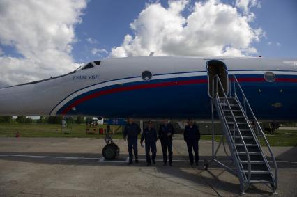 Екатеринбург. 390-й отдельный транспортный смешанный авиационный полк. Портреты Бессмертного полка подняли на борт самолета Ту-134 УБЛ во время репетиции авиационной части парада Победы. На фото: экипаж самолета