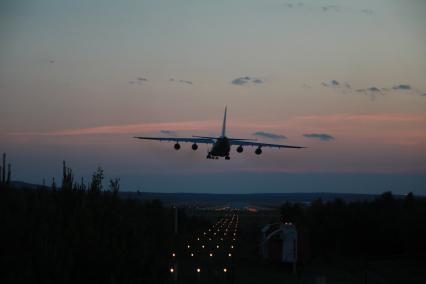 Красноярск. Самолет АН-124 `Руслан` заходит на посадку.