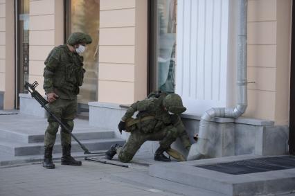 Екатеринбург. Подготовка к репетиции парада Победы в условиях особого противоэпидемического режима из-за эпидемии новой коронавирусной инфекции COVID-19. Военнослужащий-сапер с металоискателем обследует территорию