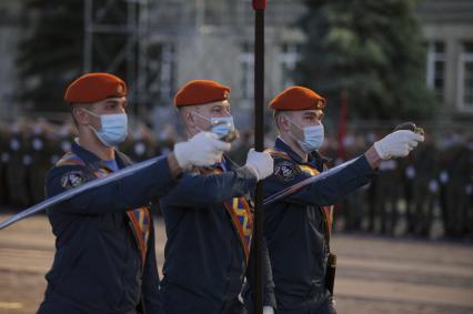 Екатеринбург. Ночная репетиция парада Победы в условиях особого противоэпидемического режима из-за эпидемии новой коронавирусной инфекции COVID-19. Курсанты института МЧС