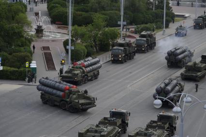 Екатеринбург. Ночная репетиция парада Победы в условиях особого противоэпидемического режима из-за эпидемии новой коронавирусной инфекции COVID-19.