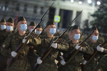 Екатеринбург. Ночная репетиция парада Победы в условиях особого противоэпидемического режима из-за эпидемии новой коронавирусной инфекции COVID-19.