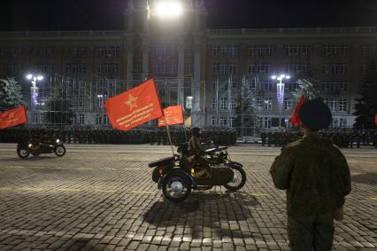 Екатеринбург. Ночная репетиция парада Победы в условиях особого противоэпидемического режима из-за эпидемии новой коронавирусной инфекции COVID-19.