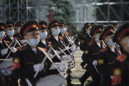 Екатеринбург. Ночная репетиция парада Победы в условиях особого противоэпидемического режима из-за эпидемии новой коронавирусной инфекции COVID-19. 
Парадный расчет суворовцев