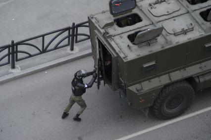 Екатеринбург. Ночная репетиция парада Победы в условиях особого противоэпидемического режима из-за эпидемии новой коронавирусной инфекции COVID-19. На фото: Бронеавтомобиль \'Тайфун\' военной полиции