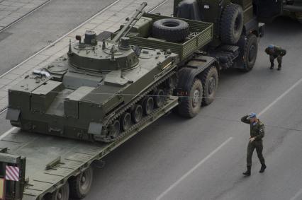 Екатеринбург. Ночная репетиция парада Победы в условиях особого противоэпидемического режима из-за эпидемии новой коронавирусной инфекции COVID-19. На фото: выгрузка БМД-4