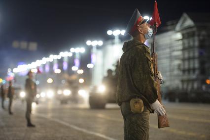 Екатеринбург. Ночная репетиция парада Победы в условиях особого противоэпидемического режима из-за эпидемии новой коронавирусной инфекции COVID-19. На фото: рота почетного каратула