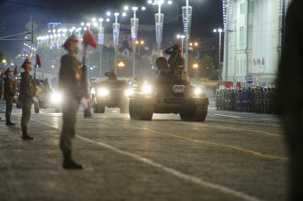 Екатеринбург. Ночная репетиция парада Победы в условиях особого противоэпидемического режима из-за эпидемии новой коронавирусной инфекции COVID-19. На фото: танк Т-34