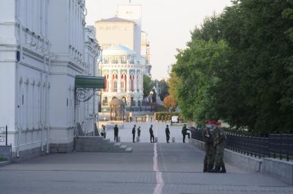 Екатеринбург. Подготовка к репетиции парада Победы в условиях особого противоэпидемического режима из-за эпидемии новой коронавирусной инфекции COVID-19. Оцепление территории прилегающей к колонне военной техники