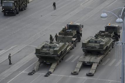 Екатеринбург. Ночная репетиция парада Победы в условиях особого противоэпидемического режима из-за эпидемии новой коронавирусной инфекции COVID-19. На фото: выгрузка БМО-Т (боевая машина огнеметчиков)