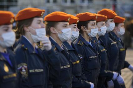 Екатеринбург. Ночная репетиция парада Победы в условиях особого противоэпидемического режима из-за эпидемии новой коронавирусной инфекции COVID-19. Курсанты института МЧС