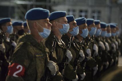 Екатеринбург. Ночная репетиция парада Победы в условиях особого противоэпидемического режима из-за эпидемии новой коронавирусной инфекции COVID-19.