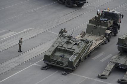 Екатеринбург. Ночная репетиция парада Победы в условиях особого противоэпидемического режима из-за эпидемии новой коронавирусной инфекции COVID-19. На фото: выгрузка БМО-Т (боевая машина огнеметчиков)