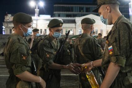 Екатеринбург. Ночная репетиция парада Победы в условиях особого противоэпидемического режима из-за эпидемии новой коронавирусной инфекции COVID-19. Военнослужащие-участники репетиции во время перерыва