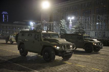 Екатеринбург. Ночная репетиция парада Победы в условиях особого противоэпидемического режима из-за эпидемии новой коронавирусной инфекции COVID-19. На фото: Бронеавтомобиль \'Тигр\' с БЛА (беспилотный летательный аппарат \'Орлан-10\'