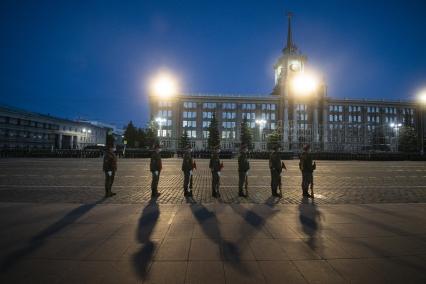 Екатеринбург. Ночная репетиция парада Победы в условиях особого противоэпидемического режима из-за эпидемии новой коронавирусной инфекции COVID-19.