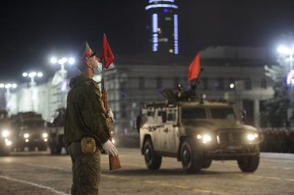 Екатеринбург. Ночная репетиция парада Победы в условиях особого противоэпидемического режима из-за эпидемии новой коронавирусной инфекции COVID-19.