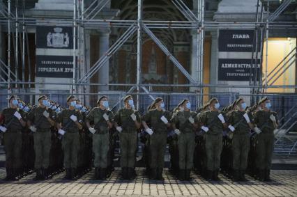 Екатеринбург. Ночная репетиция парада Победы в условиях особого противоэпидемического режима из-за эпидемии новой коронавирусной инфекции COVID-19.