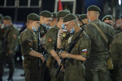 Екатеринбург. Ночная репетиция парада Победы в условиях особого противоэпидемического режима из-за эпидемии новой коронавирусной инфекции COVID-19. Военнослужащие-участники репетиции во время перерыва