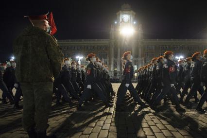 Екатеринбург. Ночная репетиция парада Победы в условиях особого противоэпидемического режима из-за эпидемии новой коронавирусной инфекции COVID-19. Курсанты института МЧС