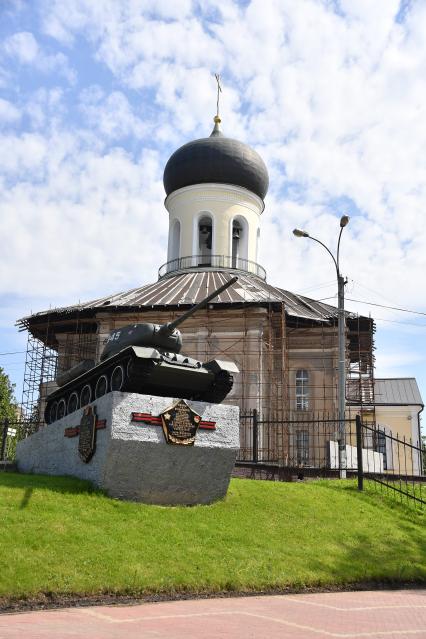 Московская область, Наро-Фоминск.  Постамент с танком Т-34-85  рядом с Никольской церковью.