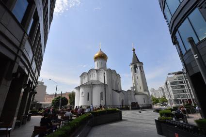 Москва. Посетители на летней веранде кафе `Кофемания`.