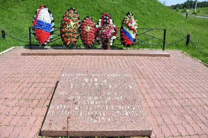 Московская область, Подольск.   Венки у памятника Виктору Талалихину в парке культуры и отдыха.