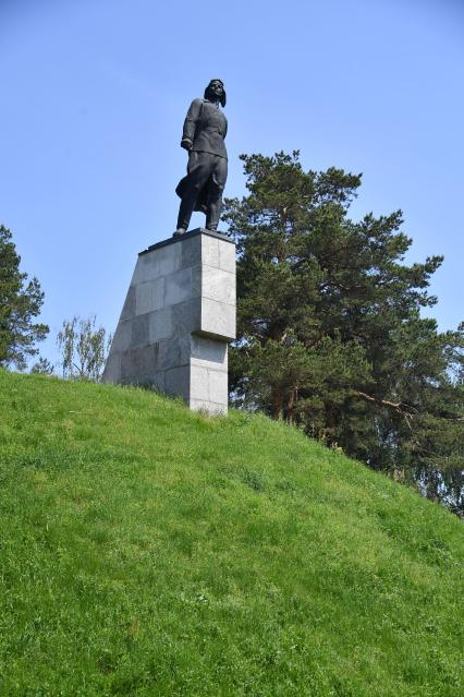 Московская область, Подольск.    Памятник Виктору Талалихину в парке икультуры и отдыха .