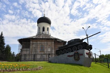Московская область, Наро-Фоминск. Постамент с танком Т-34-85 рядом с Никольской церковью.
