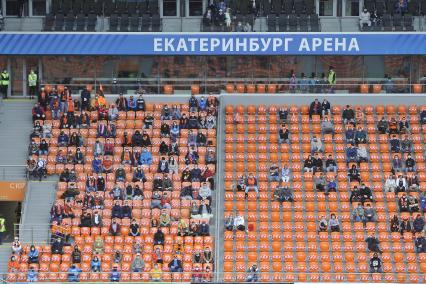 Екатеринбург. Болельщики на трибунах футбольного стадиона \'Екатеринбург-арена\' с широкой рассадкой болельщков для соблюдения 1.5 метровой социальной дистанции,  перед началом матча премьер-лиги \'Урал\' 1-2 \'Рубин\'. Из-за эпидемии новой коронавирусной инфекции проведение футбольных матчей было запрещено, после ослабления противоэпидемического режима, было разрешено проводить массовые мероприятия при условии соблюдения противоэпидемических мер