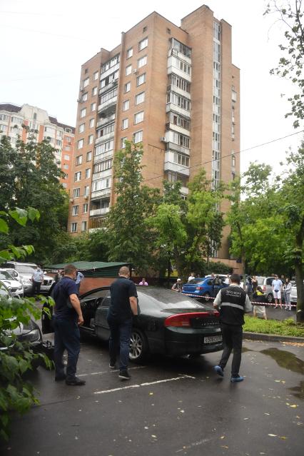 Москва. Автомобиль мужчины, устроившего стрельбу в квартире в жилом доме на улице Приорова 38.