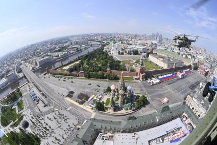 Москва. Вертолеты Ми-8 во время генеральной репетиции парада, посвященного 75-й годовщине Победы в Великой Отечественной войне.