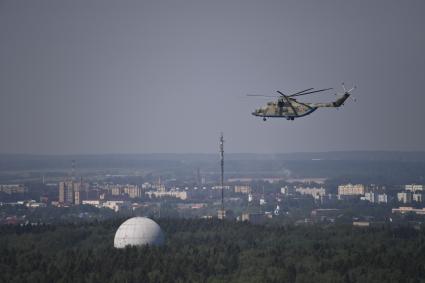 Москва. Вертолет Ми-26  перед генеральной репетицией парада, посвященного 75-й годовщине Победы в Великой Отечественной войне.