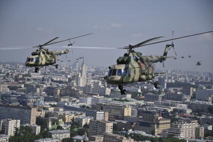 Москва. Вертолеты Ми-8 во время генеральной репетиции парада, посвященного 75-й годовщине Победы в Великой Отечественной войне.