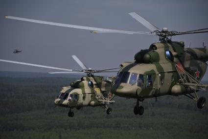 Московская область. Вертолеты Ми-8 перед генеральной репетицией парада, посвященного 75-й годовщине Победы в Великой Отечественной войне.