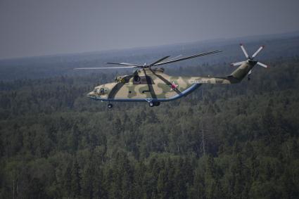 Московская область. Вертолет Ми-26  перед генеральной репетицией парада, посвященного 75-й годовщине Победы в Великой Отечественной войне.