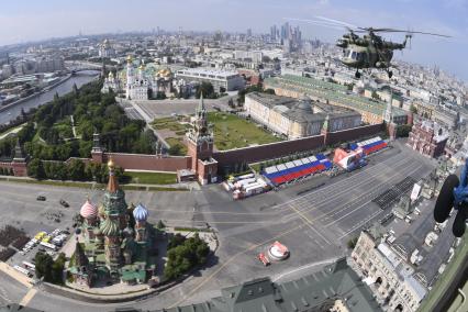 Москва. Вертолеты Ми-8 во время генеральной репетиции парада, посвященного 75-й годовщине Победы в Великой Отечественной войне.