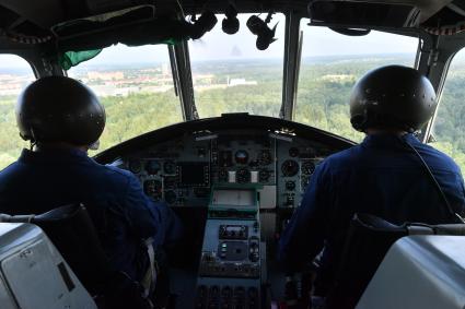 Москва. Вертолет Ми-8 во время генеральной репетиции парада, посвященного 75-й годовщине Победы в Великой Отечественной войне.