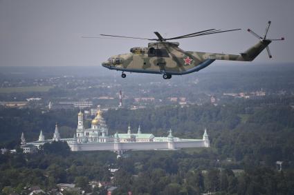 Москва. Вертолет Ми-26  перед генеральной репетицией парада, посвященного 75-й годовщине Победы в Великой Отечественной войне.