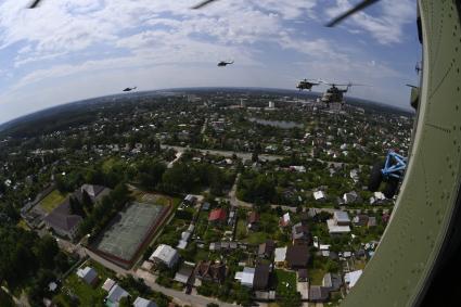 Московская область. Вертолеты Ми-8 во время генеральной репетиции парада, посвященного 75-й годовщине Победы в Великой Отечественной войне.