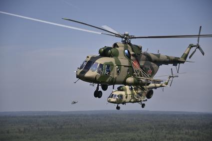 Московская область. Вертолеты Ми-8 перед генеральной репетицией парада, посвященного 75-й годовщине Победы в Великой Отечественной войне.